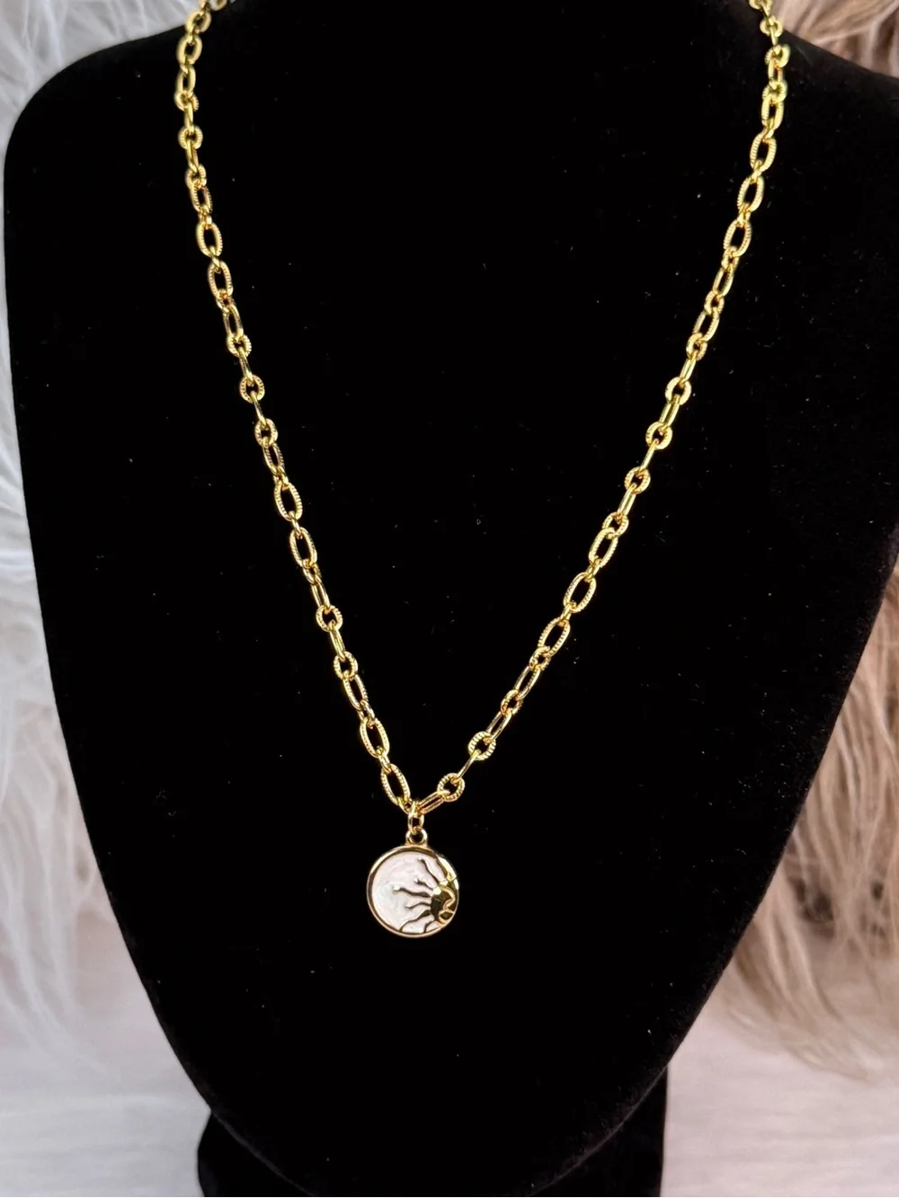 K18 Stamped Gold Tone Sun Medallion Pendant Necklace Textured Link Chain